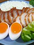 ข้าวหมูแดง พร้อมไข่ตาหวาน
