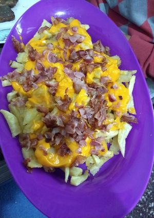 Una foto de Papas con cheddar y panceta🤤