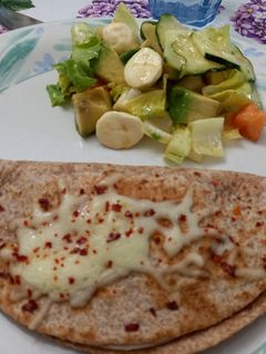 Una foto de Tortilla fácil y rápida con jamón y quesos