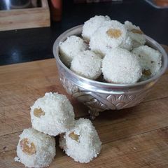 A picture of Suji coconut ladoo.