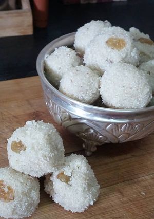 A picture of Suji coconut ladoo.
