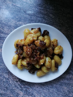 Una foto de Ñoquis a la morcilla