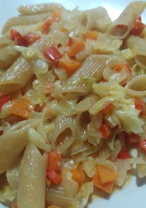 Una foto de Fideos con vegetales y queso