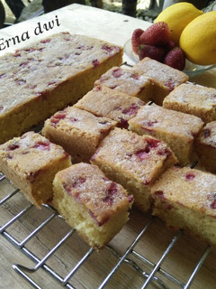 Foto resep Brownis lemon dg potongan strawberry