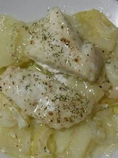 Una foto de Rosada al horno con patatas y cebolla