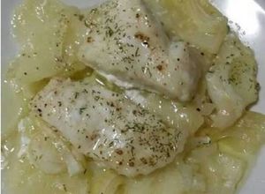 Foto principal de Rosada al horno con patatas y cebolla