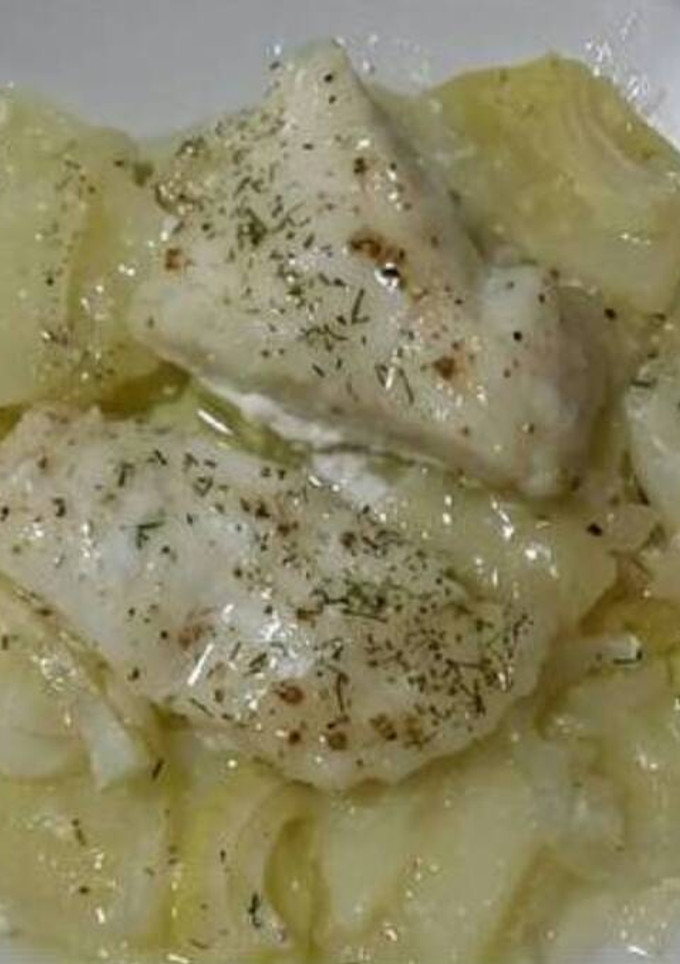 Una foto de Rosada al horno con patatas y cebolla