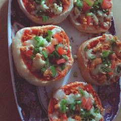 A picture of Pizza buns.