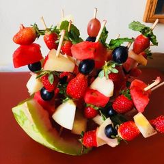 A picture of Edible fruit boat.