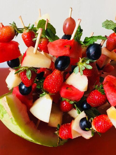 A picture of Edible fruit boat.