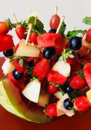 A picture of Edible fruit boat.