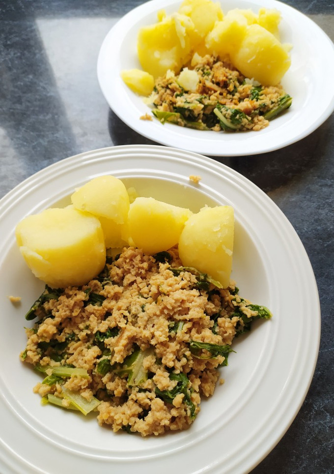 Una foto de Acelgas con soja y patatas (vegetariano)