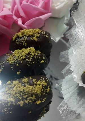 صورة لوصفة تمر محشي بتوفيا كراميل وحبات اللوز والجوز ❤❤❤