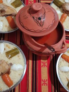 صورة لوصفة كسكس بالدجاج و مرق أحمر 🍗🍲