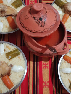 صورة لوصفة كسكس بالدجاج و مرق أحمر 🍗🍲