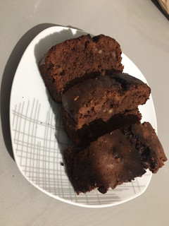 Una foto de Bizcocho cremoso de chocolate con leche y nueces