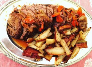 Una foto de Lomo a la cacerola con papas al romero