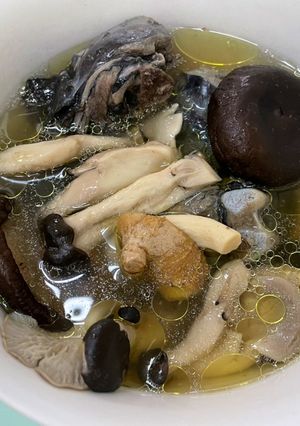 菇菇烏骨雞（電鍋料理） 的食譜成品照片