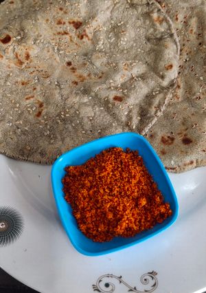 बाजरीची भाकरी तिळ पेरून (bajrichi bhakhri til perun recipe in marathi) रेसिपी चे मुख्य फोटो 