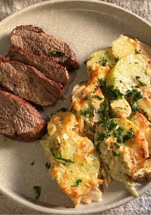 Una foto de Colita de cuadril & papas a la crema 🥩🥔