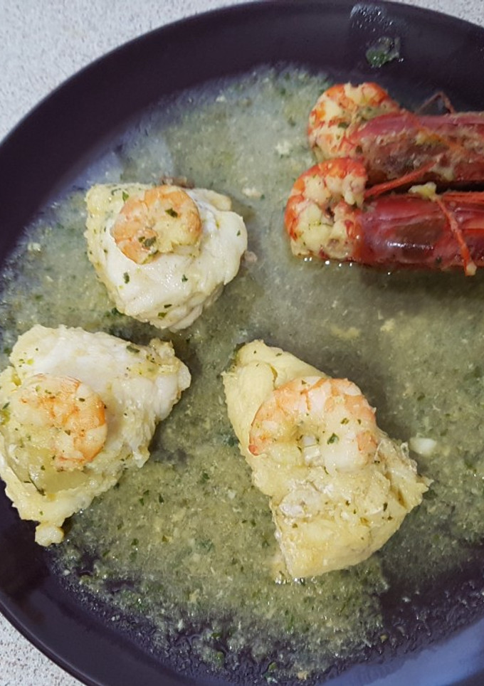 Una foto de Rape con carabineros y gambones