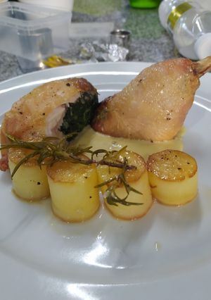 Una foto de Jambonneau de pollo con papas fondant y reducción de mostaza