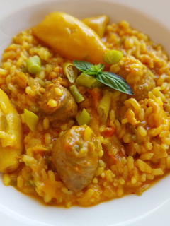 Una foto de Arroz meloso de calamar y butifarra