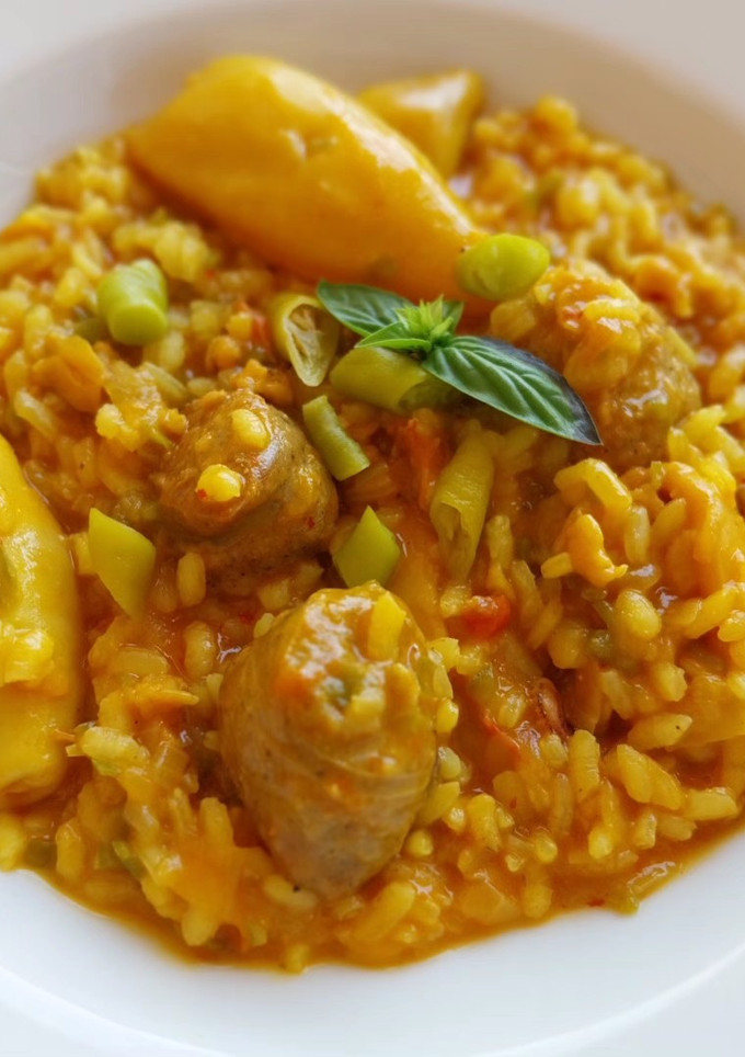 Una foto de Arroz meloso de calamar y butifarra