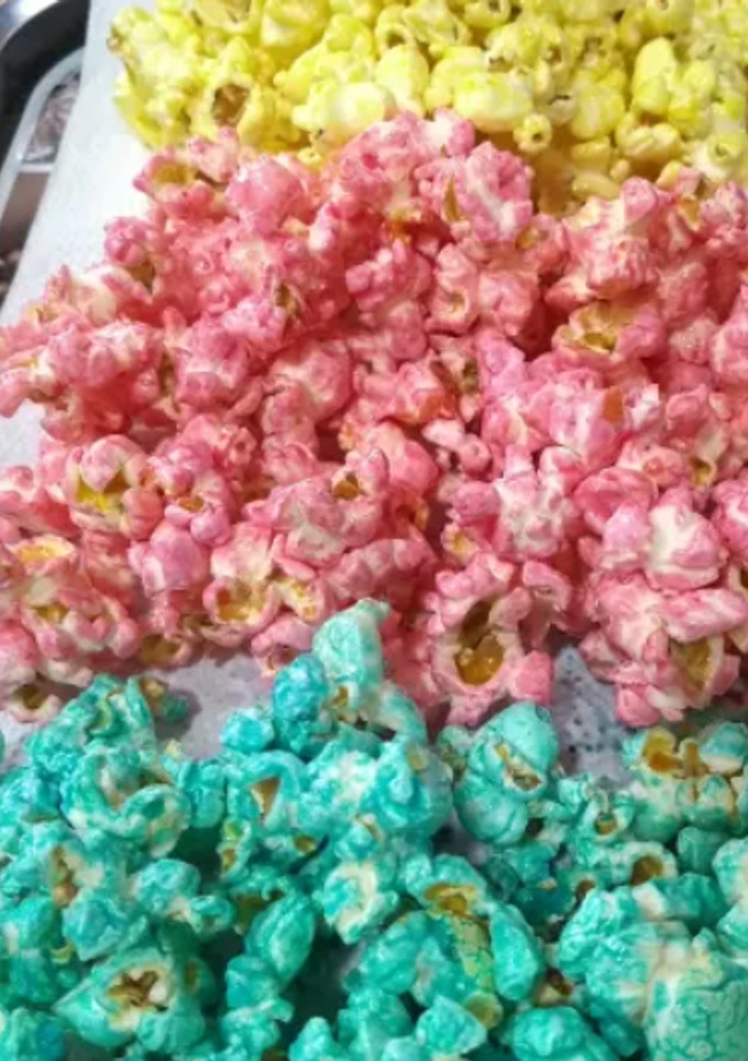 Una foto de Palomitas de colores🍿🔴🟠🟡🟢🔵🟣