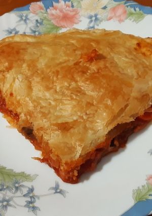 Una foto de Empanada de hojaldre de pollo y pisto