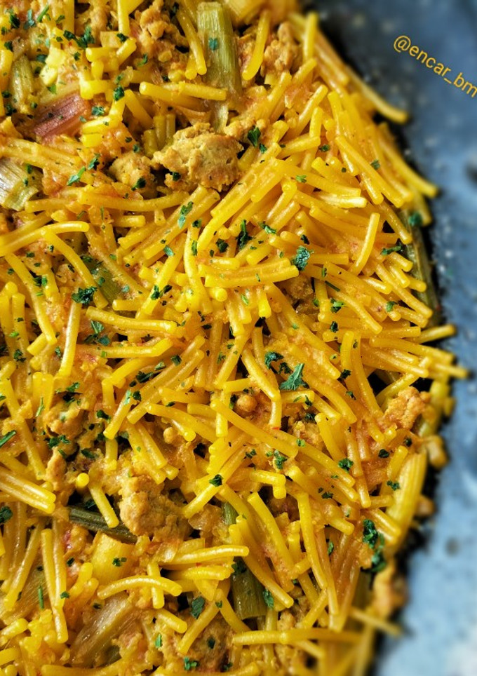 Una foto de Fideos con carne picada, ajos tiernos y coliflor
