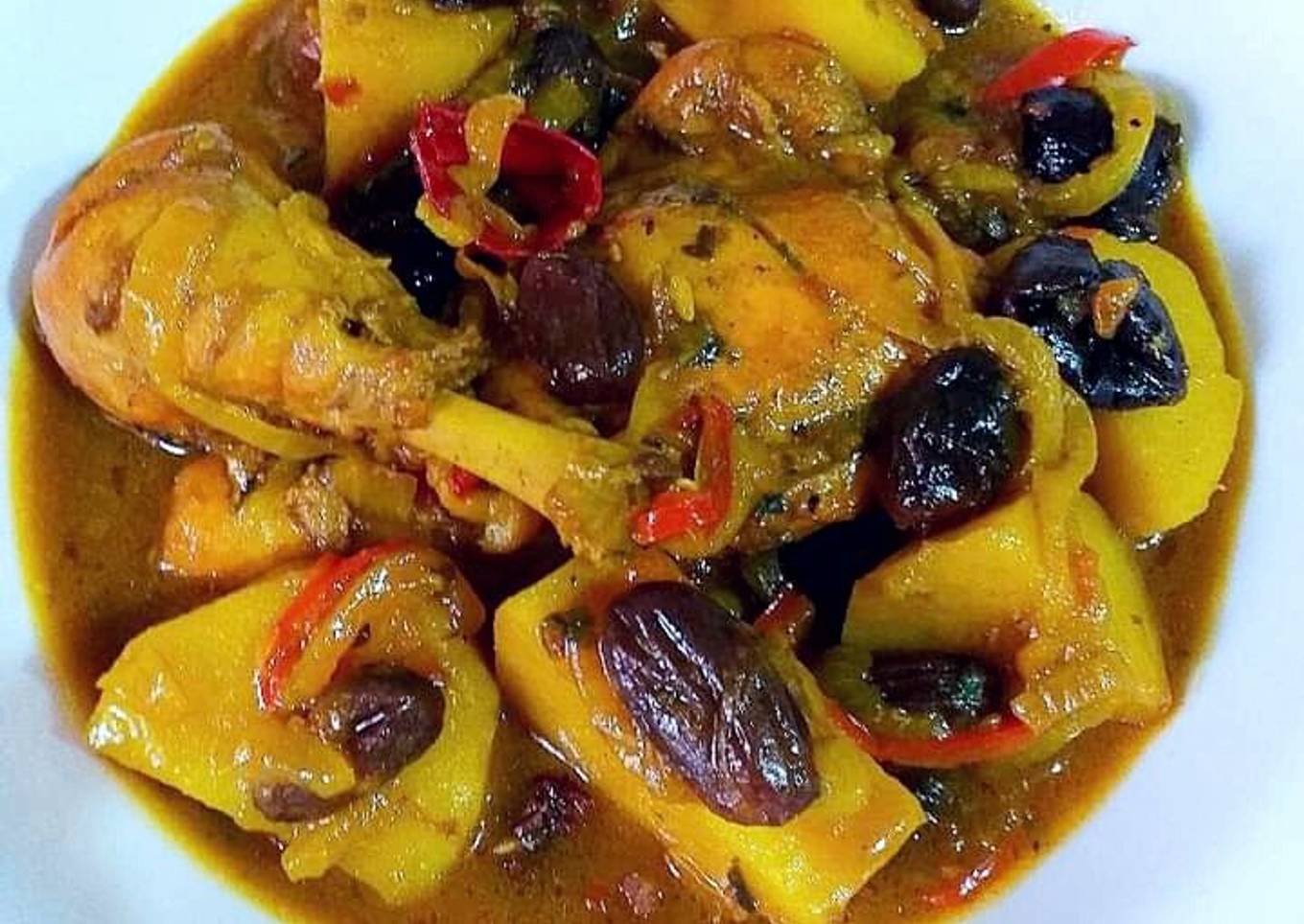 Pollo estofado a la moruna con patatas y pasas