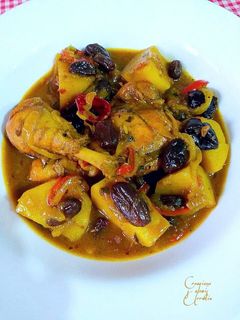 Una foto de Pollo estofado a la moruna con patatas y pasas