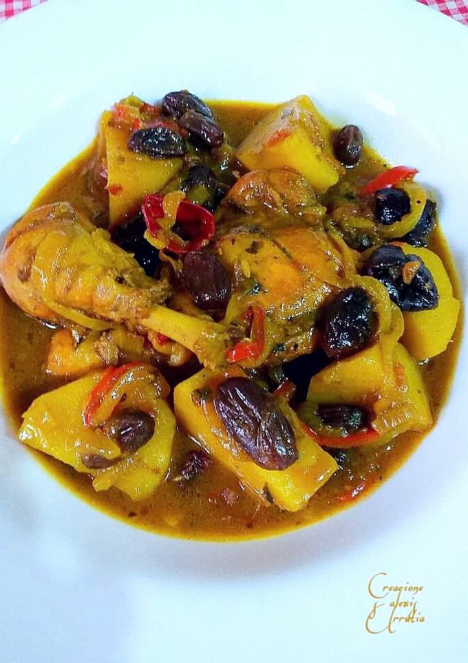 Una foto de Pollo estofado a la moruna con patatas y pasas