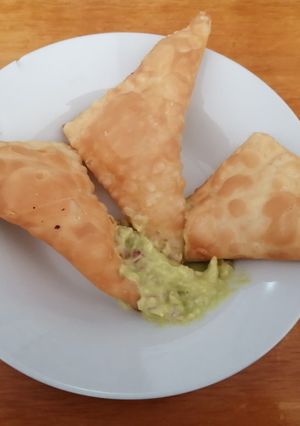 Una foto de Tequeños con guacamole