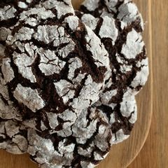 A picture of Chocolate crackle cookies.