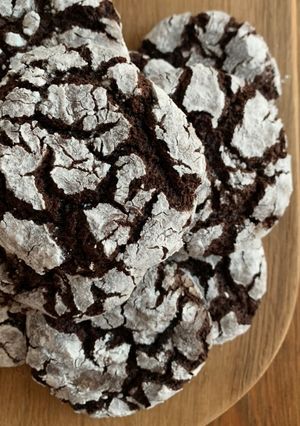 A picture of Chocolate crackle cookies.