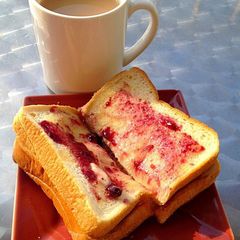 A picture of Bread jam.