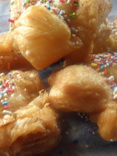 Una foto de Pastelitos criollos de dulce, hojaldre y con baño de almíbar