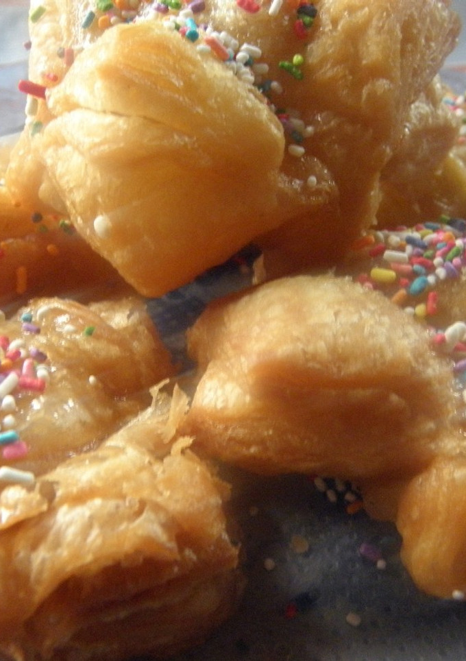 Una foto de Pastelitos criollos de dulce, hojaldre y con baño de almíbar