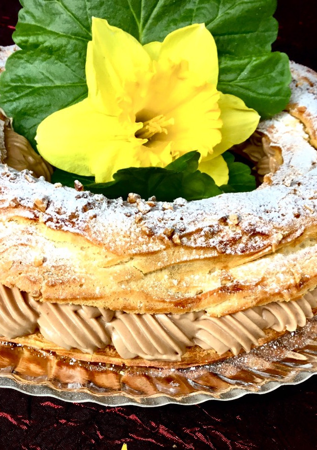 Una foto de París-Brest con muselina de chocolate y salsa de caramelo