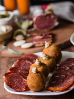 Una foto de Croquetas de lomo ibérico de bellota y alioli de ajo negro