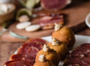 Una foto de Croquetas de lomo ibérico de bellota y alioli de ajo negro