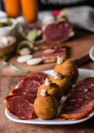 Una foto de Croquetas de lomo ibérico de bellota y alioli de ajo negro