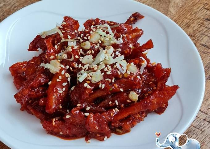 Langkah Mudah untuk Menyiapkan Bugeopo gochujang-muchim  / Ikan Pollack Berbumbu yang Menggugah Selera