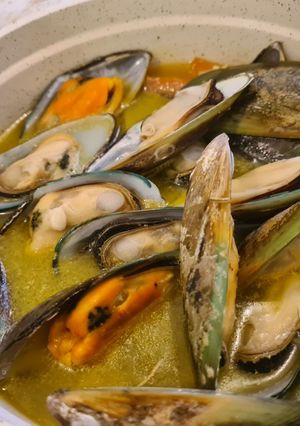 A picture of Mussels in white wine sauce.