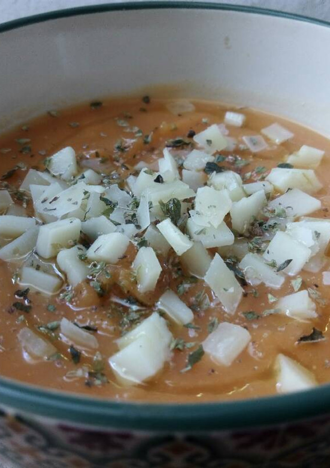 Una foto de Crema de calabaza con queso y orégano