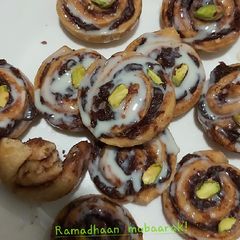 A picture of Choco-date cinnamon rolls.