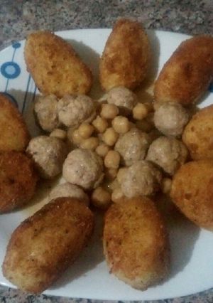 Une photo de Croquettes farcies aux œufs avec les boules de poulet