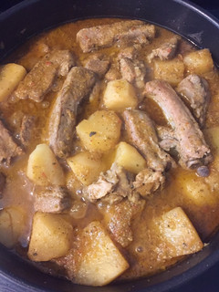 Una foto de Costillitas de Cerdo en salsa con papas 🥔